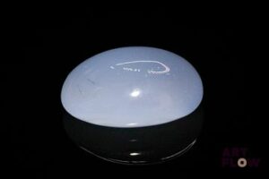 Calcédoine cabochon ovale. Probablement traitée. 20.00 cts. 20.7mm x 15.8mm
