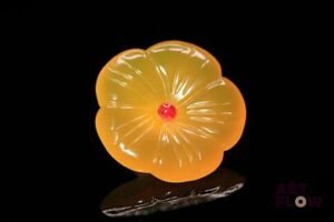Calcédoine fleur fantaisie centrée d'un saphir rouge orangé. 11.92 cts. 19.7mm