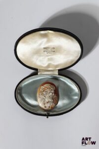 Camée sur coquille figurant le Christ aux épines. 5,5 x 4,5 cm env.
