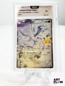 Carte Pokémon gradée Reshiram Full Art 113/114 – Full Art – PCA 10. Série du bloc Épée & Bouclier : Célébrations – Classique Collection (2021). Carte en état Mint (PCA 10), en français.
