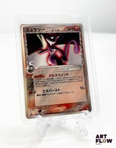 Carte Pokémon Mewtwo δ (Delta Species) 019/084 – Holographique – Sous sleeve Série du bloc EX : Delta Species (Espèces Delta) – 1ère Édition, japonaise (2005). Carte en japonais.