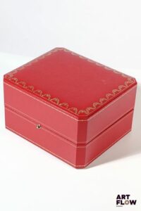 CARTIER Boite à montre rouge et filets doré Garniture intérieure en velours noir 13 x 15 x 9 cm Très bon état général