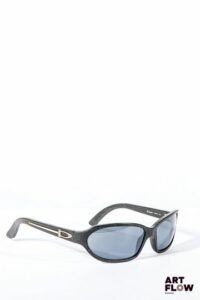 CARTIER Lunettes de soleil noires, verres bleus, branche décoré d'une tige en métal argenté comprenant l'inscription de la marque