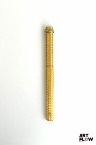 CARTIER Modèle Trinity Stylo bille en métal doré Signé et numéroté Longueur : 13,5 cm Usures d'usage