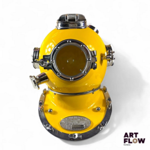 Casque de scaphandre Mark V jaune, Morse diving équipement Co. Inc. Boston. Dimensions 46 x 40 x 46 cm Fenêtre avant ouvrable. Reproduction moderne des casque de scaphandres américains. Excellent état