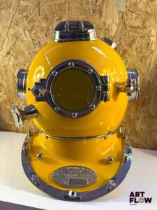 Casque de scaphandre Mark V, Morse diving équipement Co. Inc. Boston. Dimensions 46 x 40 x 46 cm Fenêtre avant ouvrable. Reproduction moderne des casque de scaphandres américains. Excellent état - Expédition obligatoire.