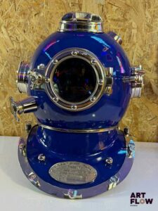 Casque de scaphandre Mark V, Morse diving équipement Co. Inc. Boston. Dimensions 46 x 40 x 46 cm Fenêtre avant ouvrable. Reproduction moderne des casque de scaphandres américains. Très bon état général - Expédition obligatoire.