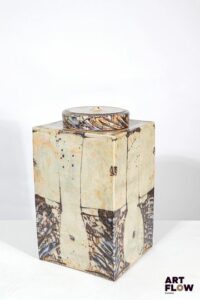 Catherine VANIER (Née en 1943) Boîte à thé monumentale en céramique émaillée polychrome, fermée par un couvercle légèrement bombé. Signée et datée "Vanier 2009" à l'intérieur du couvercle. H. 44 cm L. 23,5 cm. Très bon état général.