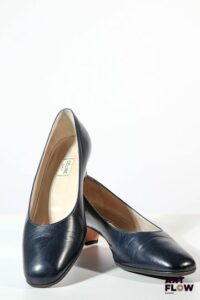 CÉLINE Paire de petits escarpins à bout pointu en cuir bleu marine avec une fine tige de métal doré encerclant le talon Pointure 39 1/2 Talon de 4 cm Quelques traces d'usage