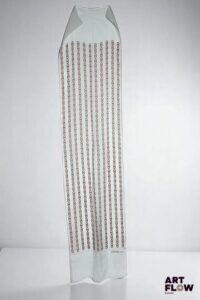 CÉLINE Paris Foulard en soie bleu à décor de chaînes marron chocolat. 160 x 28 cm env.
