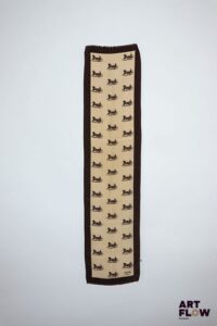 CÉLINE Paris Foulard en soie crème à décor de calèches marron chocolat. 110 x 28 cm env. Petites traces.
