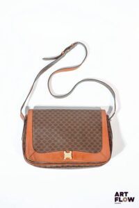 CELINE Sac à bandoulière en toile enduite Macadam et cuir marron naturel 30 x 21 x 8 cm Bon état général malgré quelques légers défauts (usures d'usage, intérieur effrité restauré avec feutrine rouge)