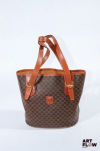 CELINE Sac à main en toile enduite monogrammée et cuir brun, bijouterie en métal doré, garniture intérieure en cuir brun Dimensions : 22 x 37 cm