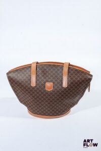 CELINE Sac à main en toile enduite monogrammée et cuir brun, bijouterie en métal doré, garniture intérieure en cuir brun Dimensions : 24 x 30 cm