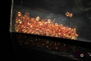 Cent dix saphirs oranges ronds. 3.23 cts. Diam. moy.: 1.7mm