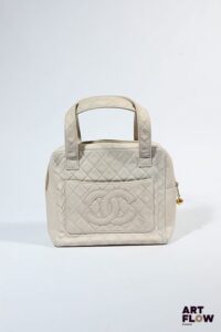 CHANEL, 1997 Sac en cuir matelassé beige. Fermeture zippée. Dimensions anses non comprises : 21 x 24 x 9 cm Quelques petites usures.