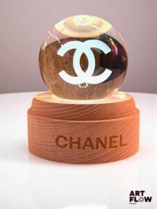 Chanel Boîte à musique lumineuse État proche du neuf 13 x 13 cm environ La lumière fonctionne sur batterie. Alimentation fournie - Expédition obligatoire.