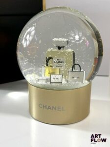 CHANEL Boule à neige Chanel numéro 5. Offert aux clients VIP de la marque Hauteur 12.5cm Etat parfait - Dans son coffret d'origine. - Expédition obligatoire.
