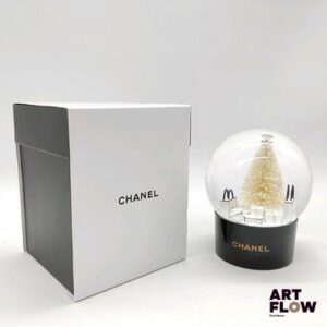 CHANEL - Boule à neige stylisant un sapin entouré de paquets cadeaux et shoppings bags griffés de la marque - H.12,5 cm - Dans sa boîte