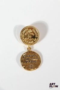 CHANEL Collection Automne/Hiver 1986-1987 Broche imitant des pièces Très bon état général