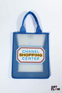 CHANEL Collection hiver 2014-2015 Sac cabas « Chanel Shopping center » en plastique translucide et nylon bleu. Cadeau offert aux VIP et à la presse. Dim. : H. 38 x 30 cm Petites marques sur l’inscription