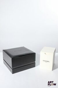 CHANEL Ensemble comprenant deux boîtes, l'une pour Chanel J12. Dimensions : 13,5 x 13,5 x 8 cm pour la plus grande