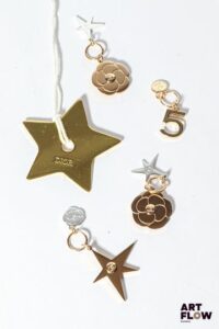 CHANEL Ensemble de pendants divers Hauteur : 6 cm pour l'étoile On y joint une étoile DIOR
