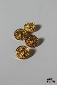 CHANEL Ensemble de quatre boutons en métal doré ornés du double C de Chanel. Diamètre : 1,7 cm