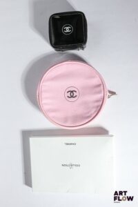 CHANEL Ensemble de trois trousses en tissu et plastique verni noir et rose Dimensions : 18 x 12,5 cm pour le plus grand