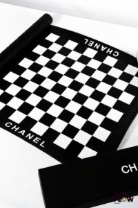 CHANEL Jeu de dames de voyage Édition limitée Dans sa boîte d'origine, pions emballés. Très bon état général