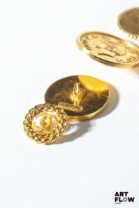 CHANEL Lot de 4 boutons dépareillés Diamètre : 32mm pour le plus important
