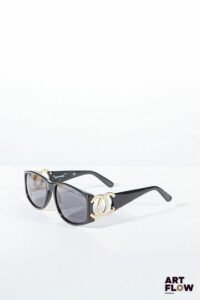 CHANEL Lunettes de soleil noires à branche épaisses ornées du monogramme Chanel en métal doré