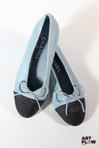 CHANEL Paire de ballerines en cuir bleu clair à bout en tissu noir monogrammé avec une fine bride de cuir en forme de nœud Pointure 37 C Très bon état général