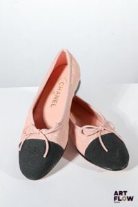 CHANEL Paire de ballerines en cuir matelassé rose Pointure 38 C Très peu portées