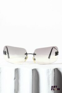 CHANEL Paire de lunettes Dans un étui Petites rayures