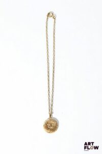 CHANEL Pendentif rond centré du logo CC. Pastille signée au dos. Diam. : 25 mm