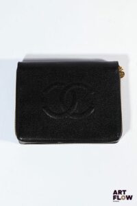 CHANEL Trousse à bijoux en cuir de veau grainé noir, intérieur en velours. Fermeture zippée. H.16 x L. 20 cm environ Petites usures d'usage notamment à l'intérieur