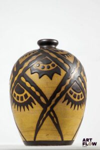 Charles CATTEAU (1880-1966) et KERAMIS Vase à corps ovoïde en grès à décor stylisé de feuillage. Signé Ch CATTEAU, cachet KERAMIS la Louvière, "Grès KERAMIS" estampé en creux. Numéroté D. 1238 pour le modèle H.29 cm