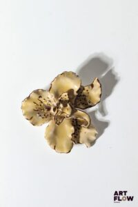CHLOÉ broche formant une fleur d'orchidée. 7,5 x 7,5 cm env. Infimes traces d'usure.