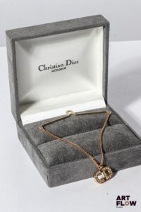 CHRISTIAN DIOR Accessoire de cravate en métal doré orné du monogramme CD serti de strass