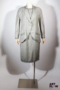 CHRISTIAN DIOR BOUTIQUE PARIS - Ensemble comprenant une veste et une robe dans les tons gris - Taille 44 - Très bon état général
