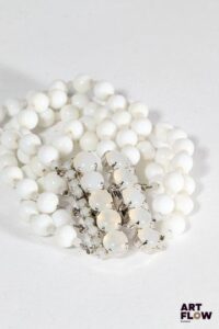 CHRISTIAN DIOR Bracelet à multirangs ornés de perles fantaisies de couleur blanches et grises. Daté 1958 et signé Ch Dior. Longueur : 19 cm. Bon état général malgré quelques très légers défauts.