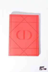 CHRiSTIAN DIOR Carnet, couverture en matière synthétique rose monogrammée Dimensions : 20 x 14 cm