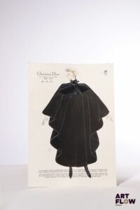 Christian DIOR, Collection Automne/Hiver 1981/1982 Silhouette 53 Technique mixte sur papier (gravure rehaussée à l'encre, gouache et crayon) 32 x 22,5 cm