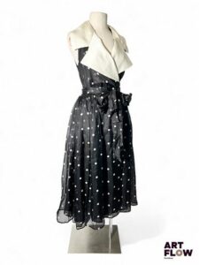Christian DIOR Coordonnées Robe portefeuille sans manches et large col contrastant, en mousseline de soie noire à pois beiges. Griffe blanche, graphisme noir. Etiquette à recoudre. Taille 46/12
