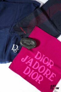 CHRISTIAN DIOR Ensemble de 3 foulards Signés Petites taches On y joint une petite trousse en cuir Christian Dior Monsieur, Usures.