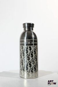 CHRISTIAN DIOR Gourde en métal argenté et monogrammé blanc H. 20,5 cm Très bon état général