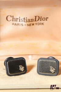 CHRISTIAN DIOR Paire de boutons de manchette en métal doré Dimensions : 1,5 x 2 cm Dans son écrin d'origine