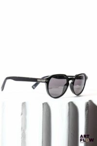 CHRISTIAN DIOR Paire de lunettes de soleil. Dans son étui d'origine. Petites rayures d'usage.