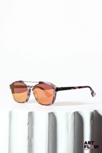 CHRISTIAN DIOR Paire de lunettes de soleil modèle Abstract Lunettes en résine polychrome, verres rouges Bon état général (quelques rayures sur les verres)